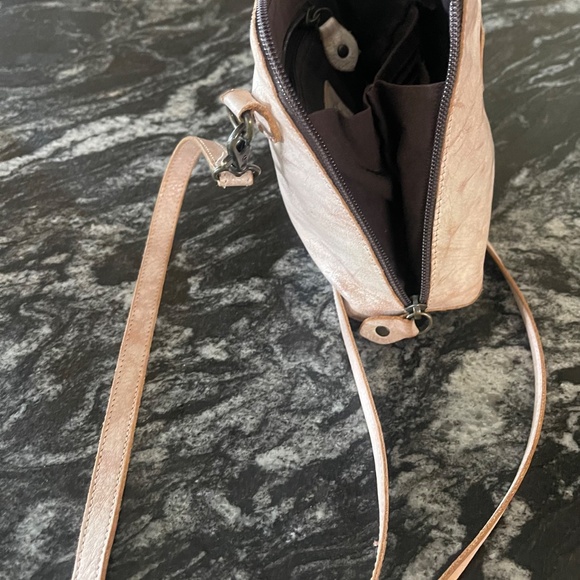 BedStu Ventura Crossbody Bag - Picture 4 of 6